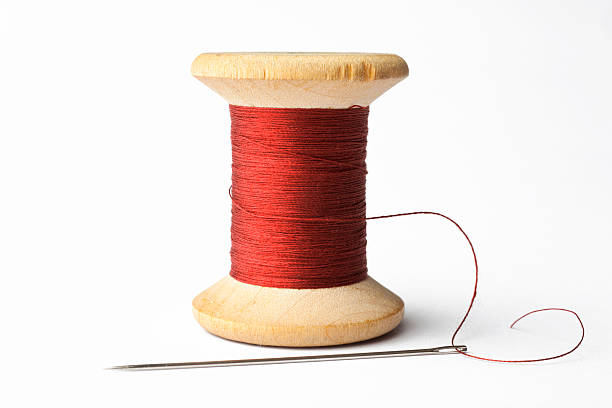 니들 및 레드 라인 - embroidery spool thread sewing 뉴스 사진 이미지