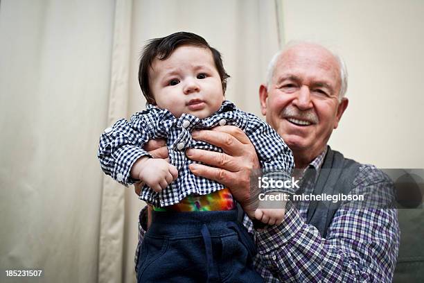 おじいちゃんと孫息子 - 2人のストックフォトや画像を多数ご用意 - 2人, アクティブシニア, カメラ目線