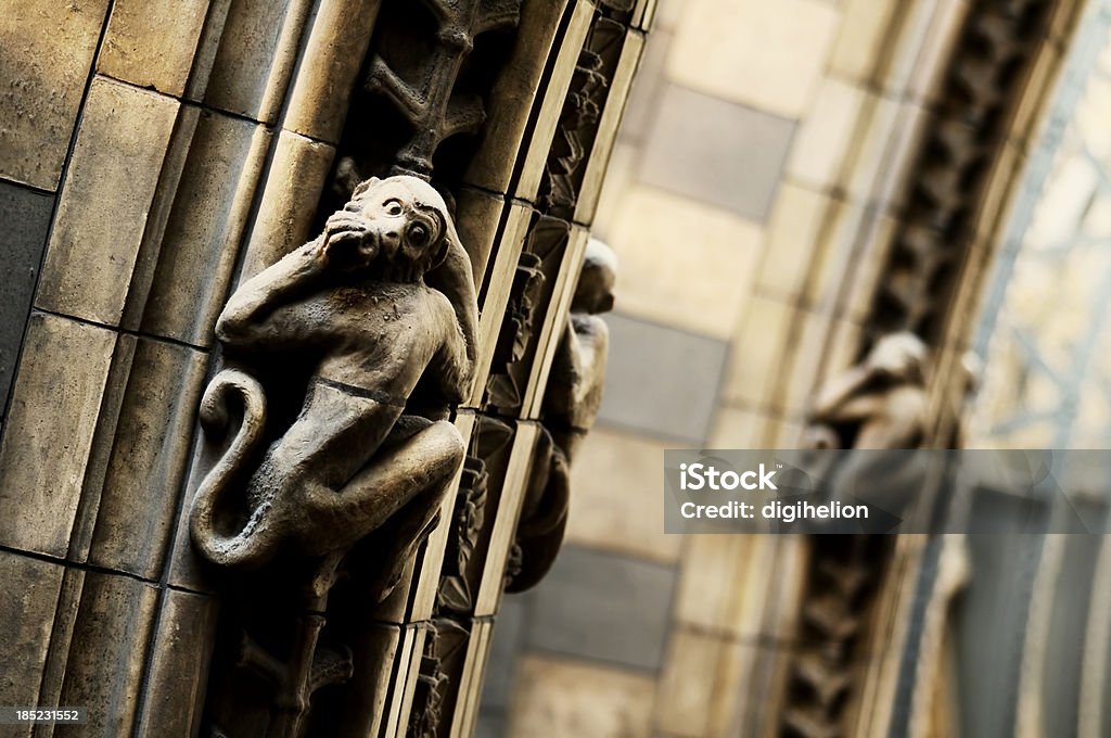 Macaco na parede-escultura. - Foto de stock de Museu de História Natural de Londres royalty-free