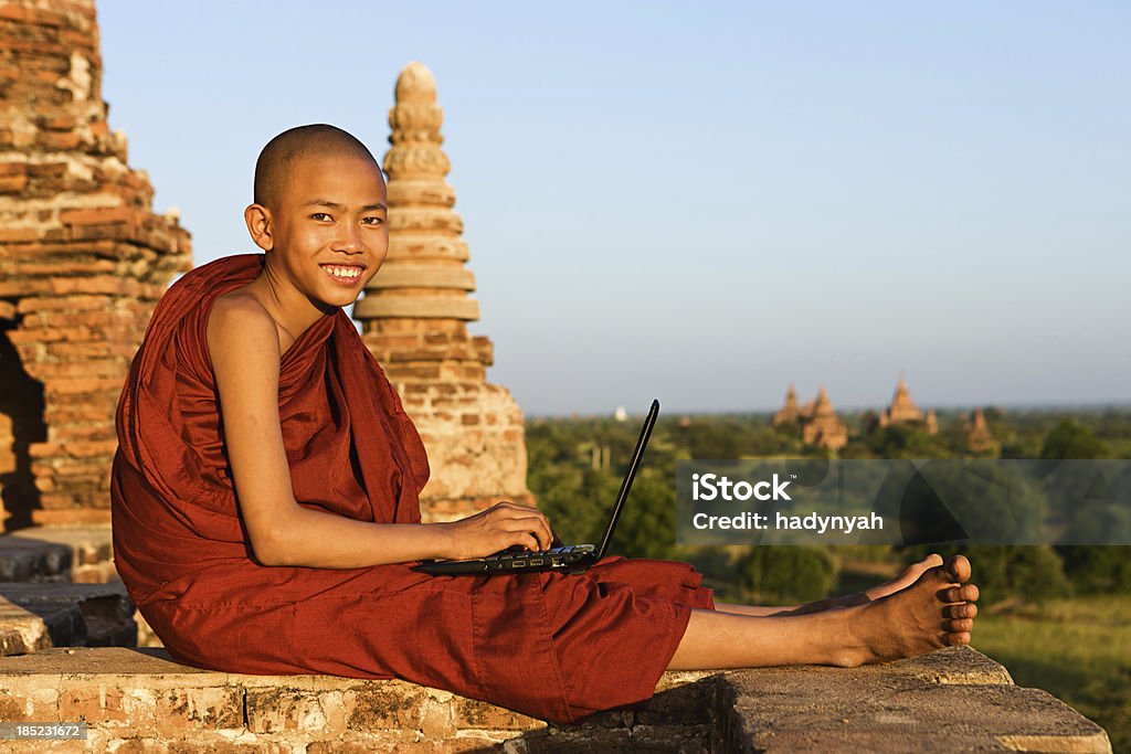 Junge buddhistische Mönch mit laptop - Lizenzfrei Alt Stock-Foto