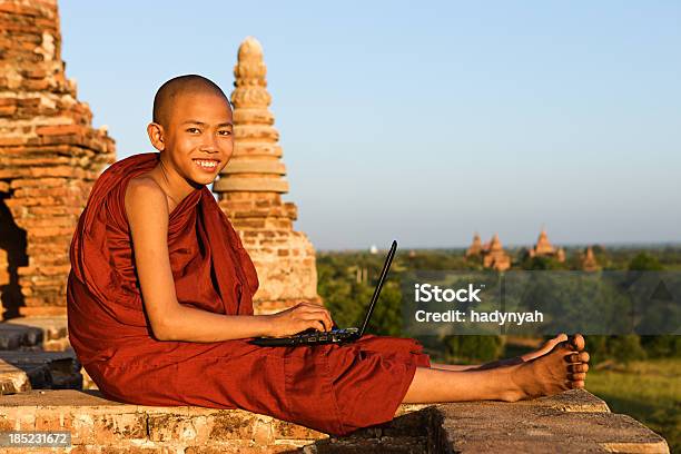 Junge Buddhistische Mönch Mit Laptop Stockfoto und mehr Bilder von Alt - Alt, Architektur, Archäologie