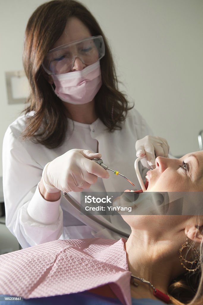 Profissional e um Higienista dentário Dentista trabalhando com paciente Vt - Foto de stock de 40-49 anos royalty-free