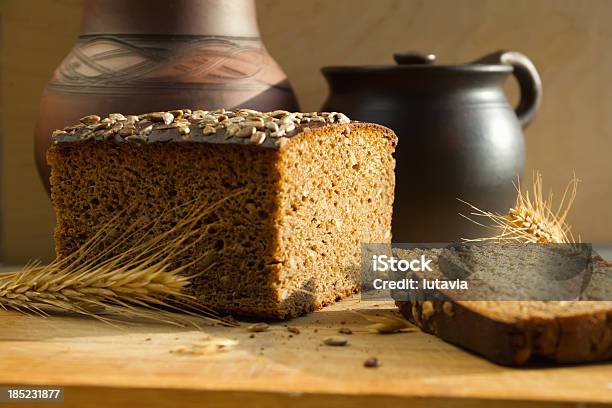 Pan Con Semillas De Girasol Negras Foto de stock y más banco de imágenes de Alimento - Alimento, Asistencia sanitaria y medicina, Bajo - Posición descriptiva