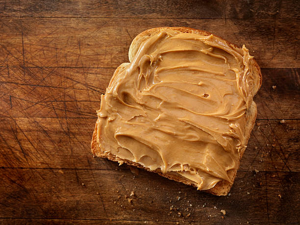 mantequilla de maní sobre tostadas - peanut butter fotografías e imágenes de stock