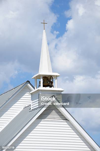 Церковь Башня Со Шпилем Bell — стоковые фотографии и другие картинки Башня со шпилем - Башня со шпилем, Без людей, Вертикальный