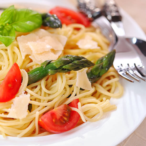 Spaghetti with green asparagus