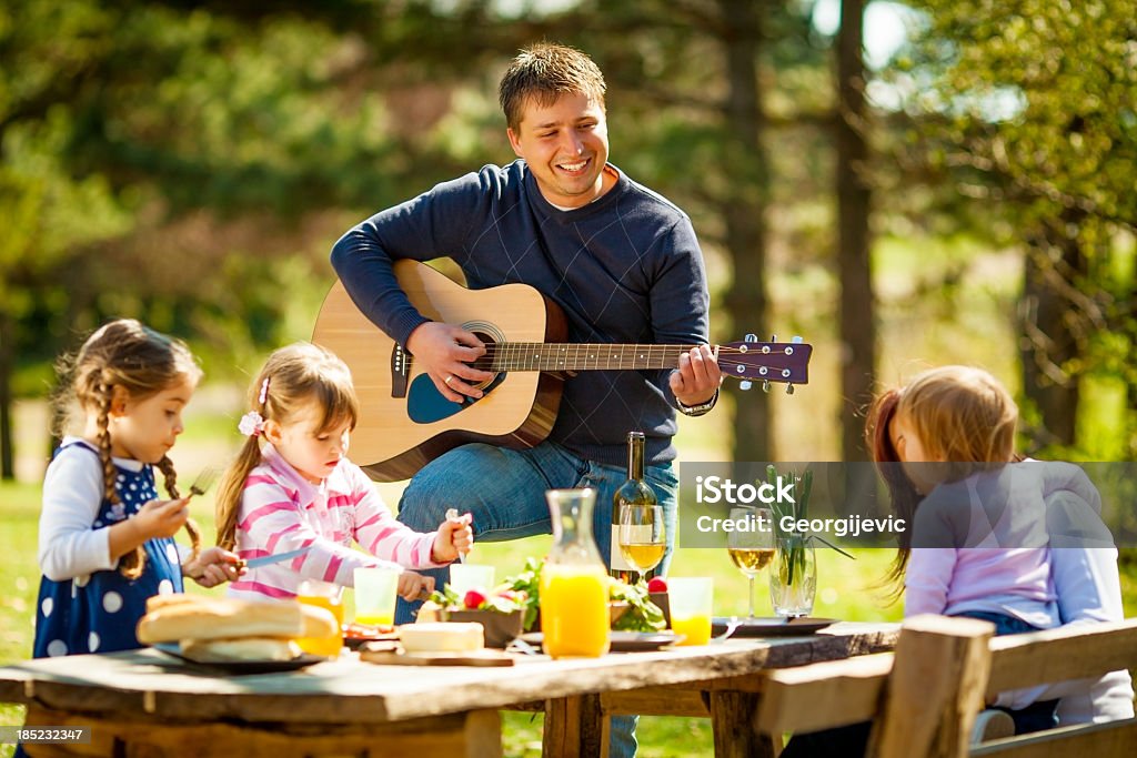 Familia al picnic - Foto de stock de Adulto libre de derechos