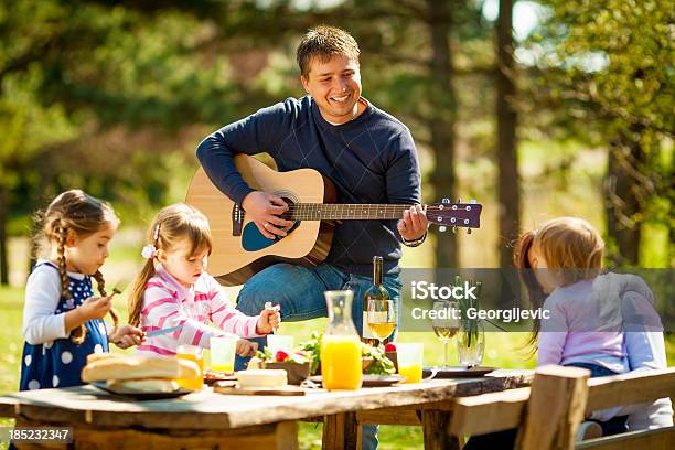 Familia Al Picnic Foto de stock y más banco de imágenes de Adulto - Adulto, Aire libre, Alegre