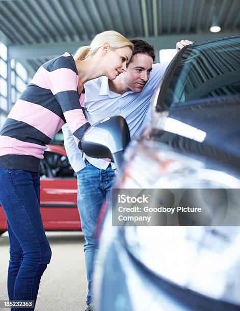 Keen Beobachter Für Die Perfekte Kaufen Stockfoto und mehr Bilder von Auto - Auto, Autohandlung, Handel treiben