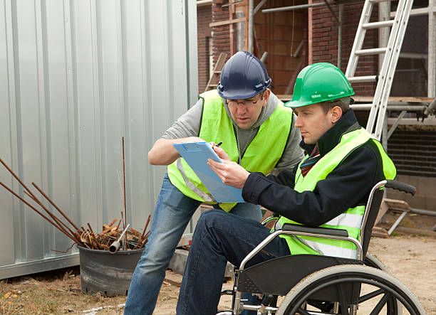 disabile uomo in sedia a rotelle di collaborare - disablement foto e immagini stock