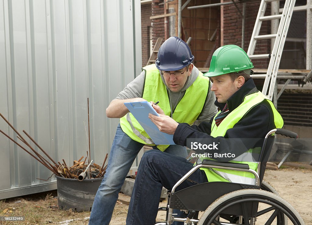 Homem com deficiência em cadeira de rodas colabore - Royalty-free Trabalhar Foto de stock