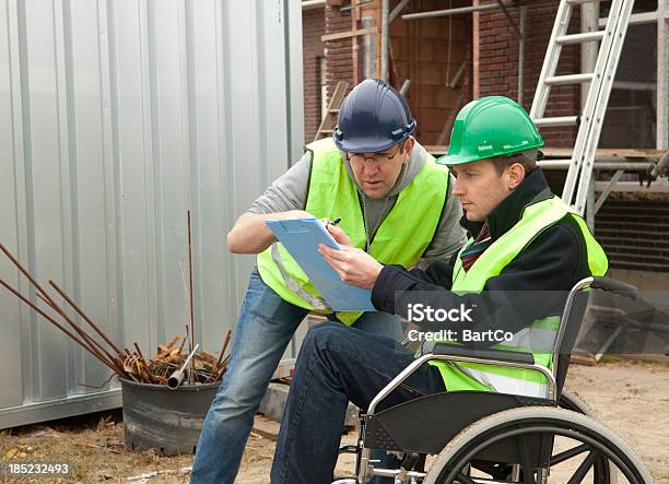 Homem Com Deficiência Em Cadeira De Rodas Colabore - Fotografias de stock e mais imagens de Trabalhar - Trabalhar, Ocupação, Capacidades diferentes