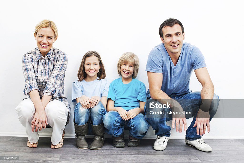 Família sentada no chão em Nova casa. - Royalty-free Família Foto de stock