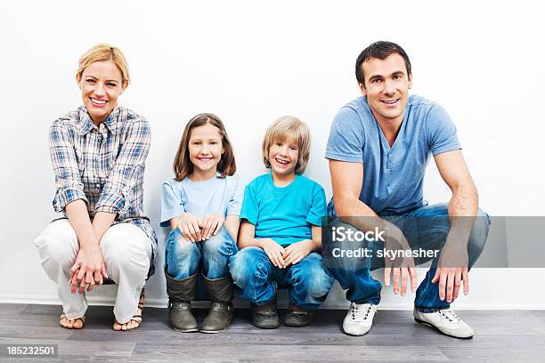 Família Sentada No Chão Em Nova Casa - Fotografias de stock e mais imagens de Família - Família, Sentar-se, Azul