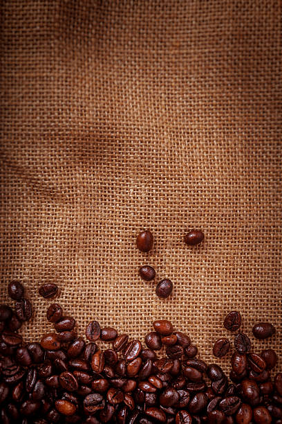 chicchi di caffè su sfondo burlpab - sackcloth textured textured effect burlap foto e immagini stock