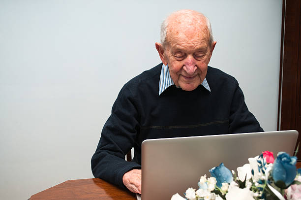 e oitenta e nove anos de idade homem idoso usando computador portátil - 80 year old imagens e fotografias de stock