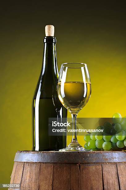 ホワイトワインの構成 - 瓶のストックフォトや画像を多数ご用意 - 瓶, 白ワイン, コルク栓
