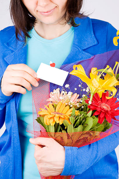 frau holding blumen - flower sparse single flower gerbera daisy stock-fotos und bilder