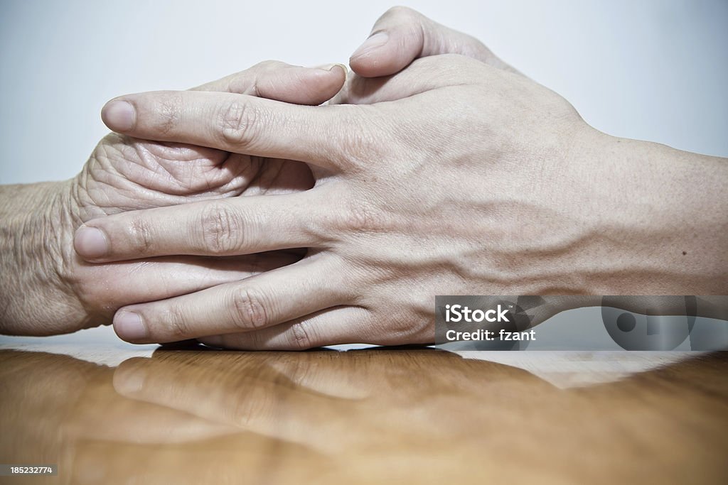 Mão segurando sénior - Royalty-free 60-69 Anos Foto de stock