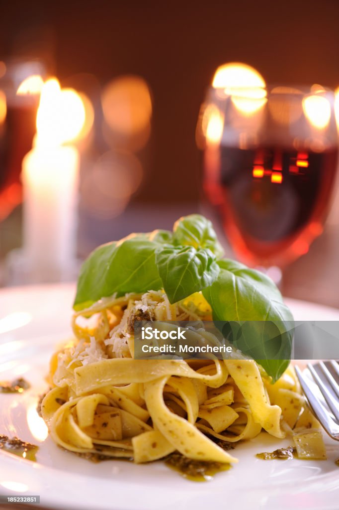 pappardelle com molho pesto caseiro e queijo parmesão - Foto de stock de Vinho Tinto royalty-free