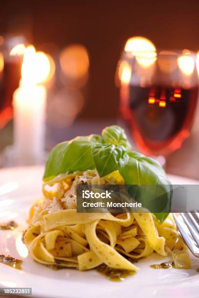 Foto de Pappardelle Com Molho Pesto Caseiro E Queijo Parmesão e mais fotos de stock de Vinho Tinto