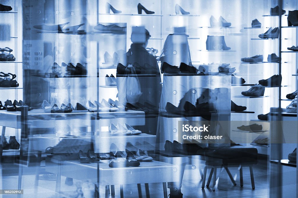 Tienda de zapatos en con mucha luz - Foto de stock de A la moda libre de derechos