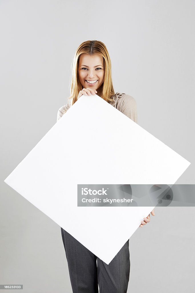 Mulher jovem sorridente com sinal quadro. - Royalty-free Branco Foto de stock