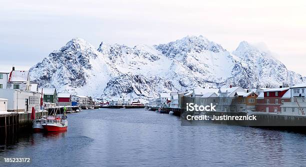 Henningsvaer Harbor Invierno Foto de stock y más banco de imágenes de Alpes de Lyngen - Alpes de Lyngen, Agua, Aire libre