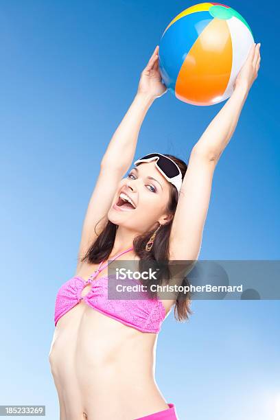 Donna Sorridente Con Palla Da Spiaggia In Aria - Fotografie stock e altre immagini di 20-24 anni - 20-24 anni, Abbigliamento intimo, Abbronzarsi