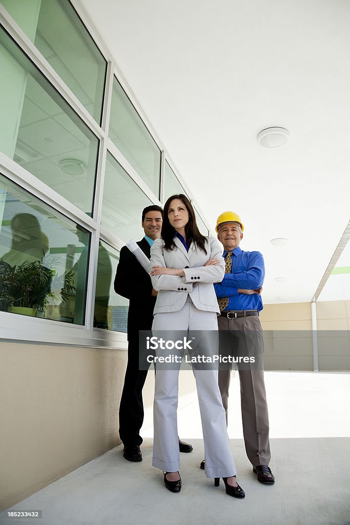 Полная длина Деловая женщина и два бизнесмена - Стоковые фото 30-39 лет роялти-фри