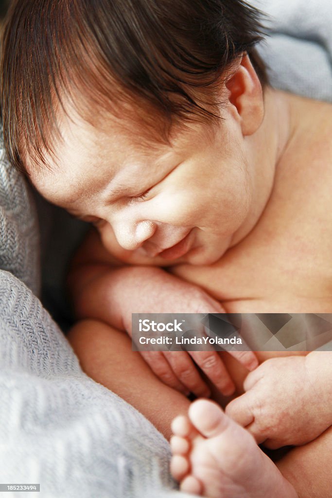 Lächelnd in seinem Schlafen Neugeborene - Lizenzfrei 0-11 Monate Stock-Foto