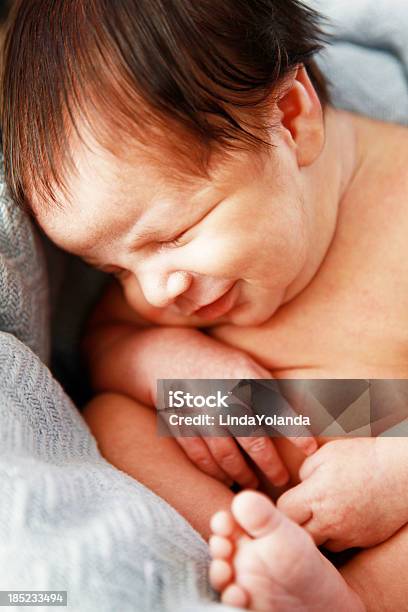 Bebé Sonriente En Su Sueño Foto de stock y más banco de imágenes de 0-11 meses - 0-11 meses, Bebé, Belleza