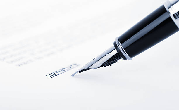 firma - contract signing document legal system fotografías e imágenes de stock