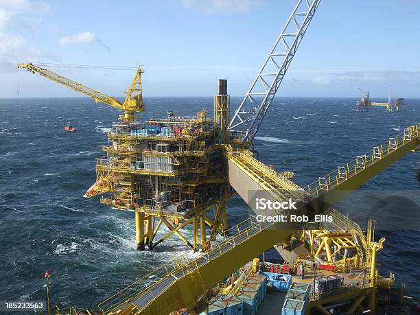 Plataforma De Producción Complejo Foto de stock y más banco de imágenes de Plataforma petrolífera - Plataforma petrolífera, Mar del Norte, Petróleo