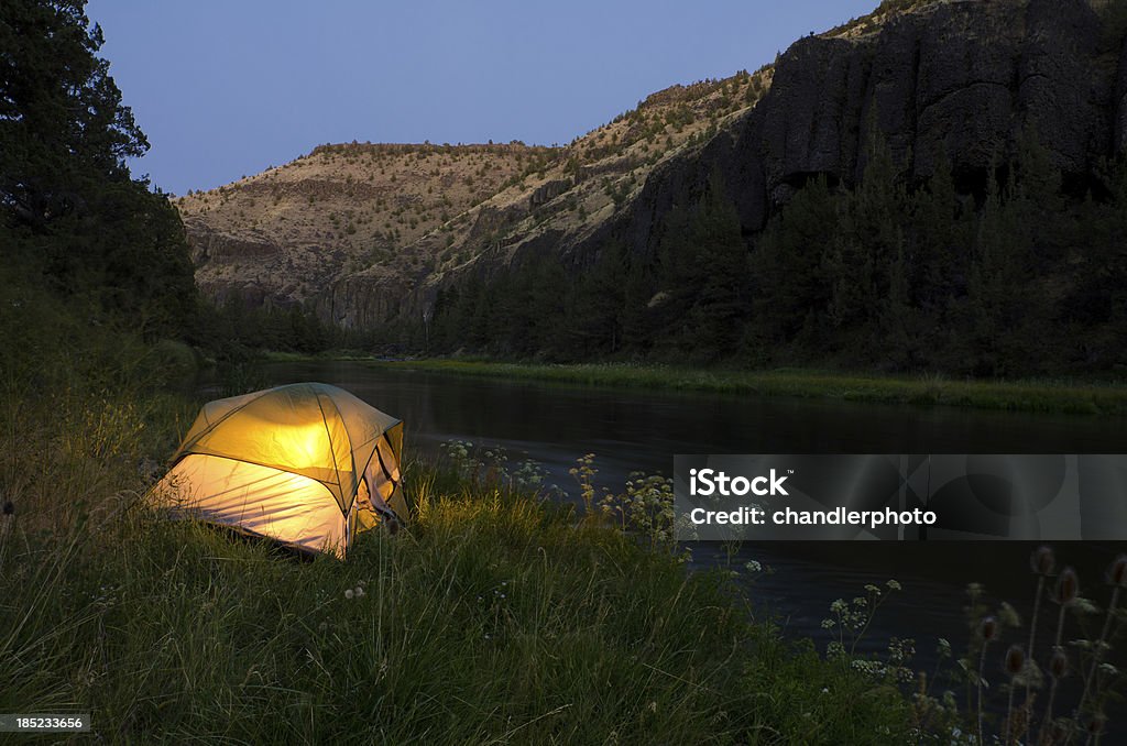 Rougeoyer tente au bord de la rivière - Photo de Arbre libre de droits