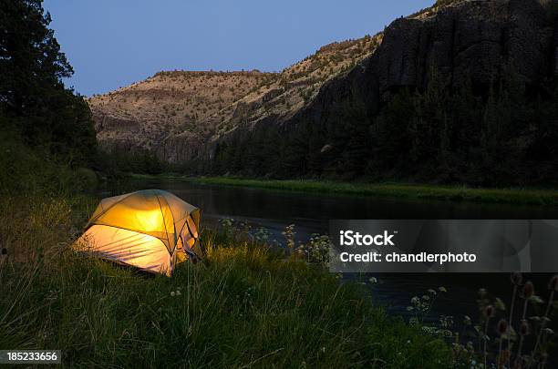 Incandescência Barraca Do Rio - Fotografias de stock e mais imagens de Acampar - Acampar, Amanhecer, Amarelo