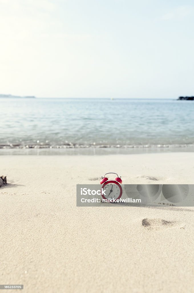 Temps de partir en vacances – horloge sur la plage - Photo de 7 heures libre de droits