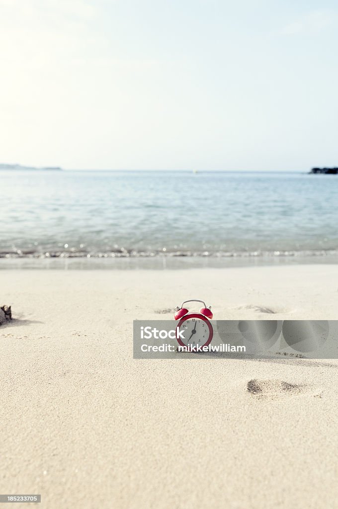 Tempo para sair de férias-relógio na praia - Foto de stock de 7 horas royalty-free