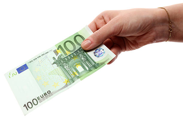 mãos com euro - one hundred euro banknote imagens e fotografias de stock
