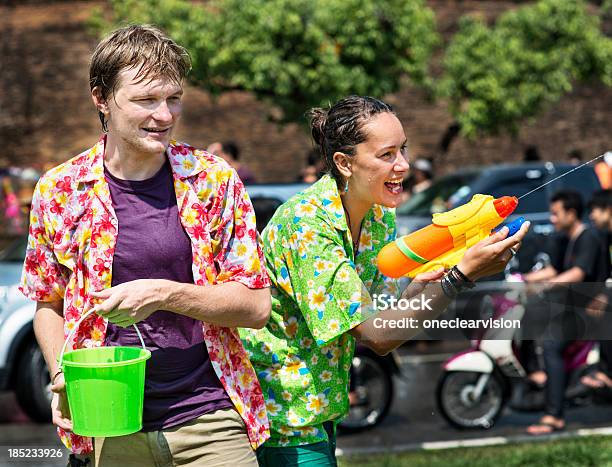 Música Diversãotailandês Khran Ano Novo - Fotografias de stock e mais imagens de Luta com Água - Luta com Água, Camisa Havaiana, Homens