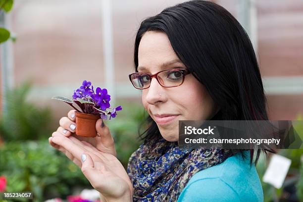 Serra Ragazza Con Viola Violetta Africana - Fotografie stock e altre immagini di Abbigliamento casual - Abbigliamento casual, Adulto, Allegro