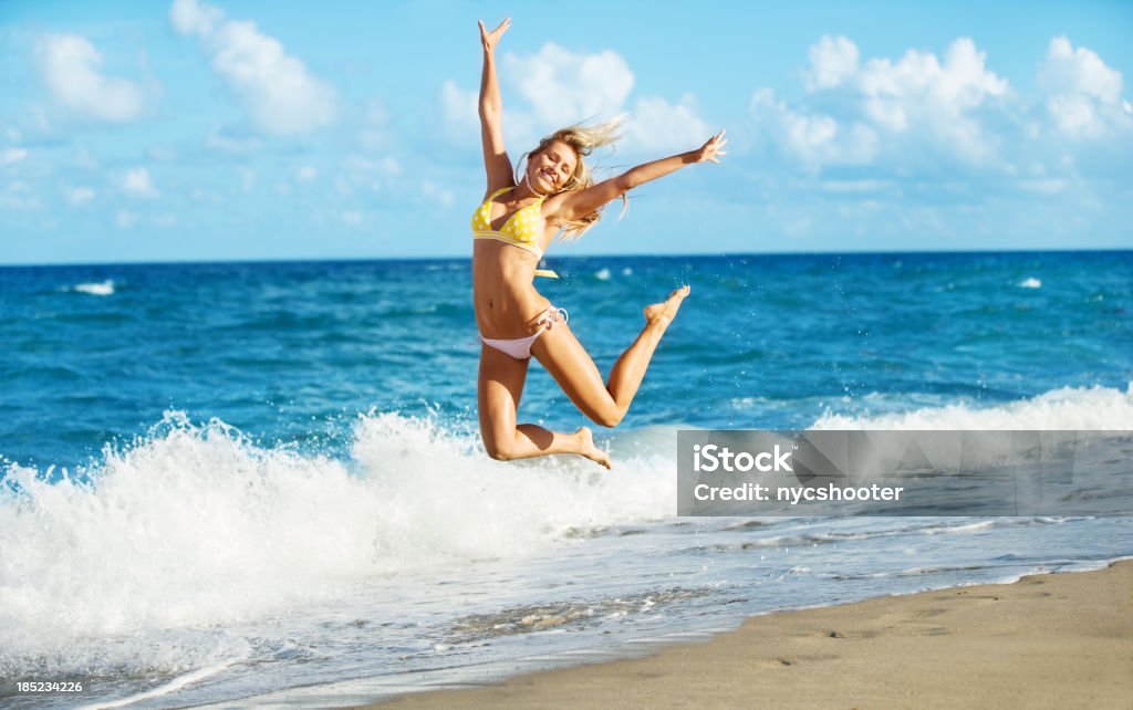 Fille heureuse de sauter sur la plage - Photo de Activité libre de droits