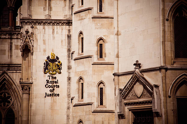 royal courts of justice gebäude, london - royal courts of justice stock-fotos und bilder