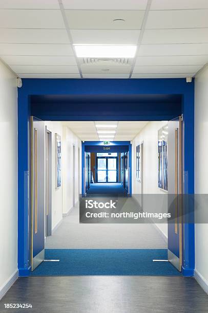 Foto de Moderno Corredor Secundário e mais fotos de stock de Porta à Prova de Fogo - Porta à Prova de Fogo, Escola, Arquitetura