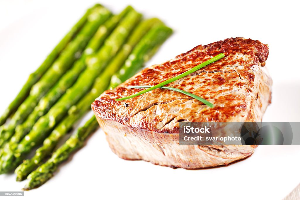 Filetto di manzo con asparagi - Foto stock royalty-free di Aceto