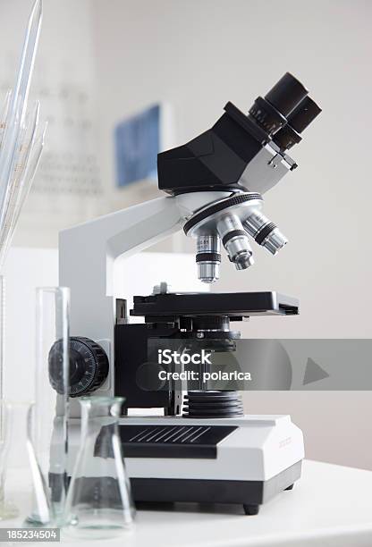 Microscopio Foto de stock y más banco de imágenes de Analizar - Analizar, Asistencia sanitaria y medicina, Asistente sanitario