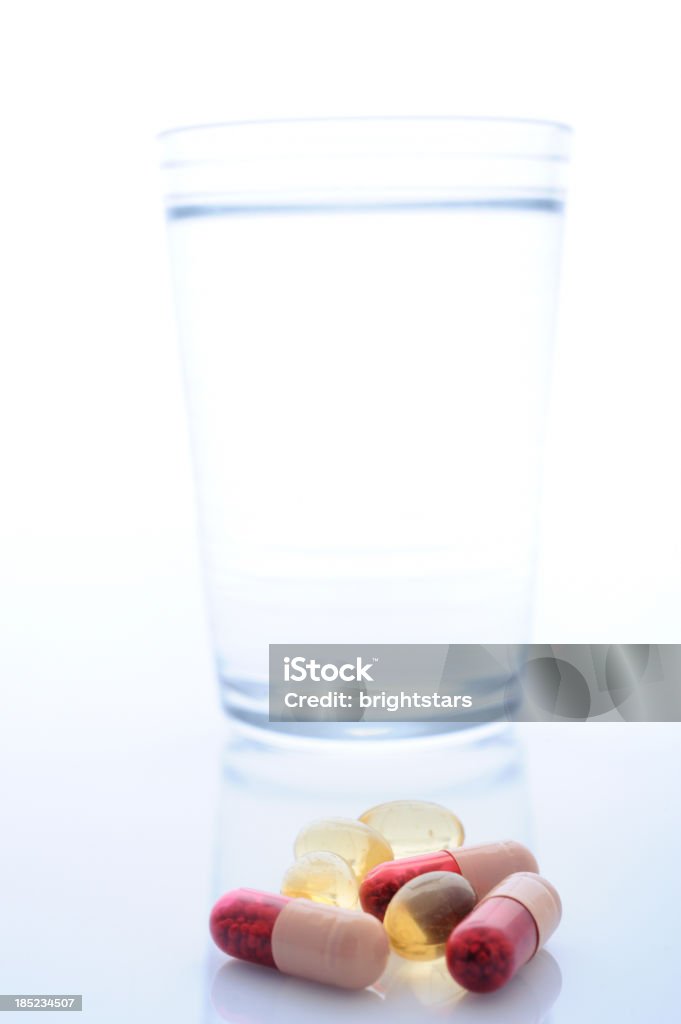Kapseln und Glas Wasser - Lizenzfrei Antibiotikum Stock-Foto