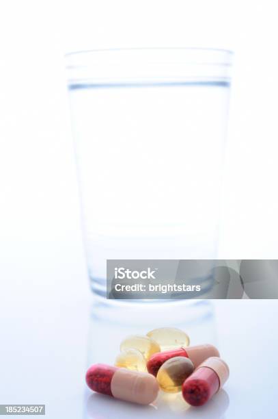 Kapseln Und Glas Wasser Stockfoto und mehr Bilder von Antibiotikum - Antibiotikum, Bildschärfe, Extreme Nahaufnahme