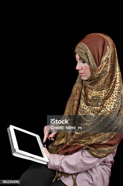 Muslimische Frau Mit Digitalen Tablet Stockfoto und mehr Bilder von Abaja - Kleidung - Abaja - Kleidung, Arabeske, Arabische Halbinsel