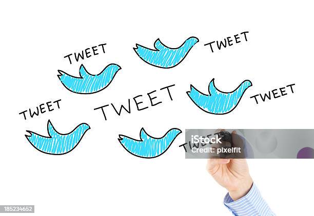 Tweet Foto de stock y más banco de imágenes de Mensajería instantánea - Mensajería instantánea, Pájaro, Nombre de plataformas de mensajería en línea